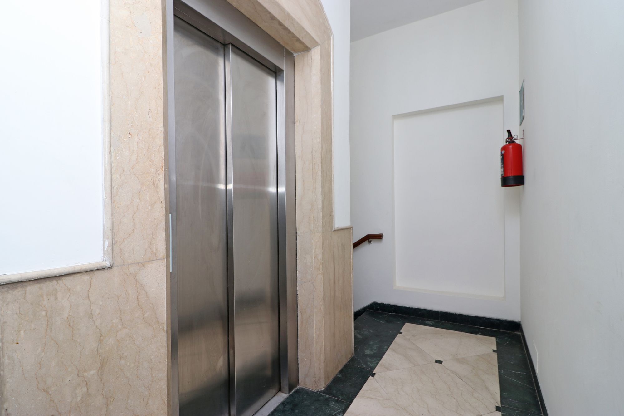 Fabexpress Ashray Hotel Noida Bagian luar foto